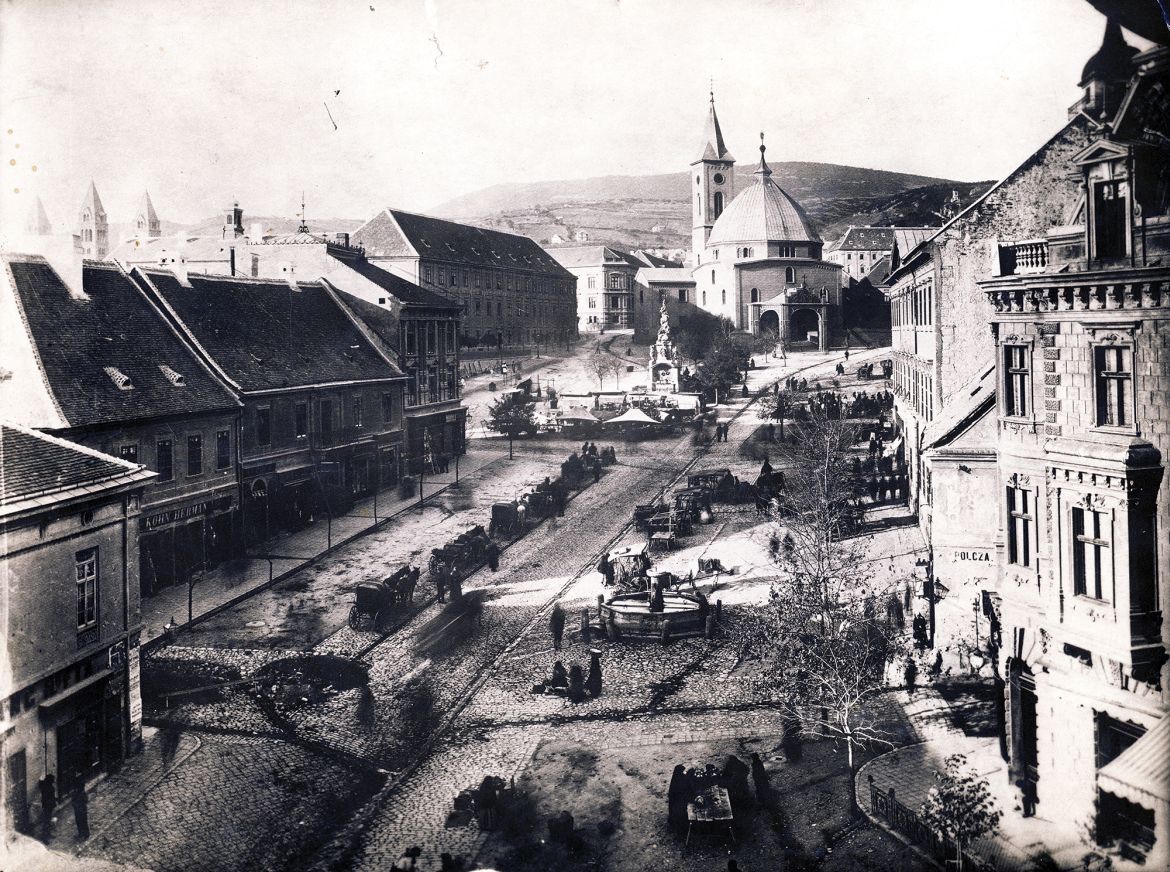 Pécs, Széchenyi tér az 1900-as évek elején. Előtérben a kádi csorgója.