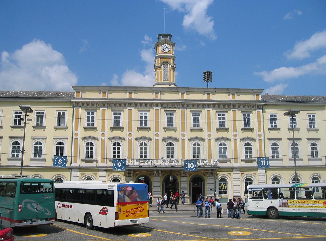 Ljubljana buszpályaudvara és a ljubljanai pályaudvar épülete a háttérben